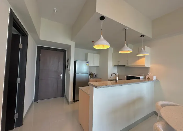 Apartahotel 1bedroom Suitesi3beds With Balcony View In Uptown Bgc *
