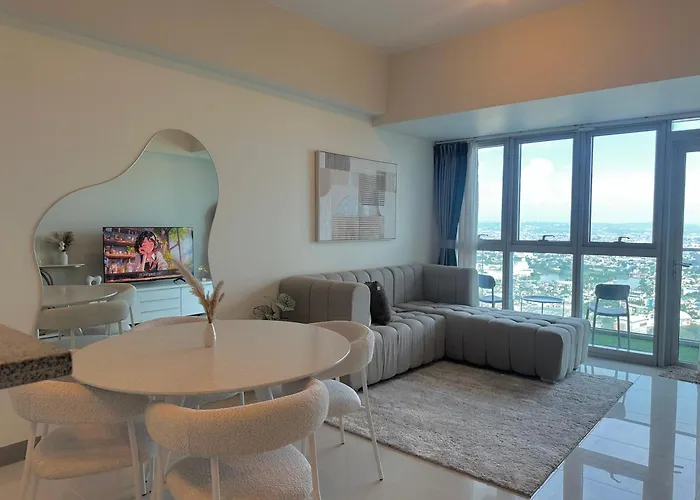 Apartahotel 1bedroom Suitesi3beds With Balcony View In Uptown Bgc
