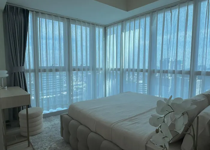 1bedroom Suitesi3beds With Balcony View In Uptown Bgc Apartahotel