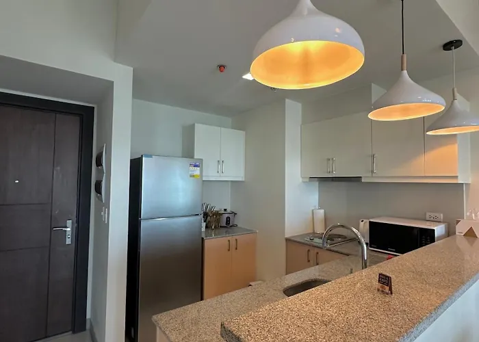 Apartahotel 1bedroom Suitesi3beds With Balcony View In Uptown Bgc *