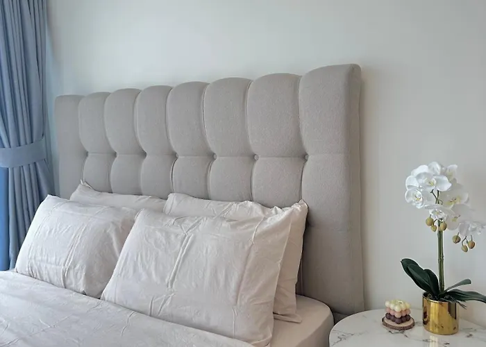 1bedroom Suitesi3beds With Balcony View In Uptown Bgc Apartahotel