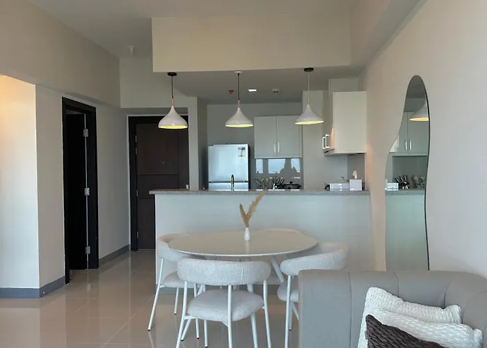 1bedroom Suitesi3beds With Balcony View In Uptown Bgc Apartahotel Manila