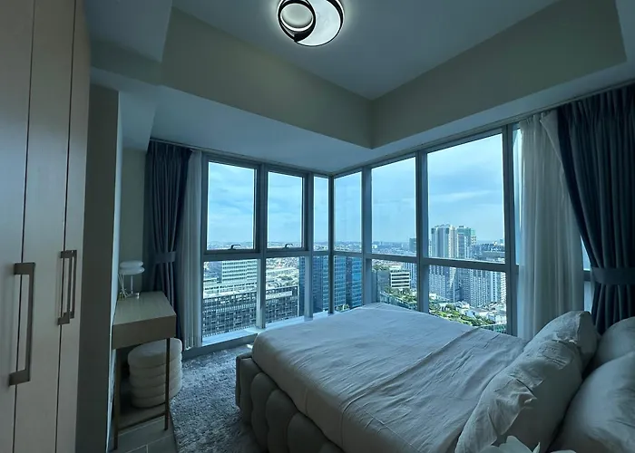 Apartahotel 1bedroom Suitesi3beds With Balcony View In Uptown Bgc